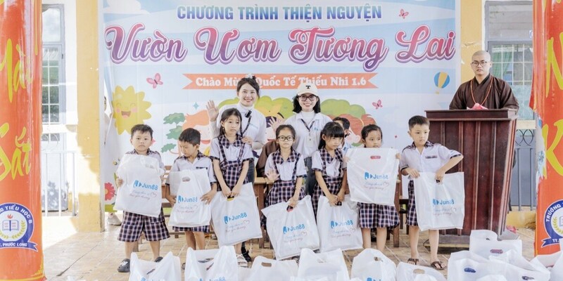 Thực hiện dự án ươm mầm tương lai cùng OKVIP